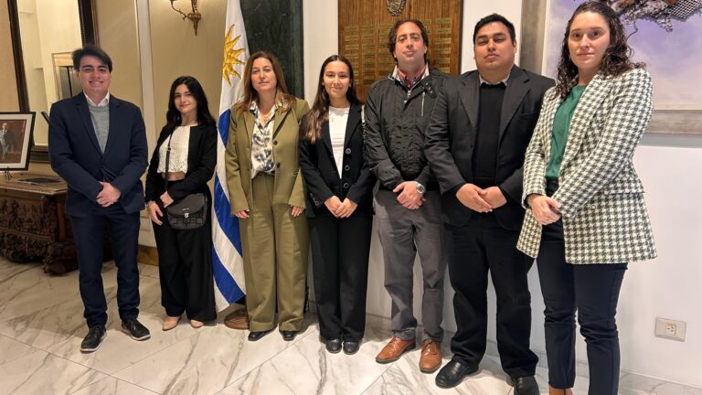 Reunión en la Embajada de Uruguay